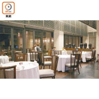 貫徹酒店整體建築風格，餐廳布置亦以簡潔明亮為主。