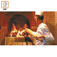 為提供高水準的菜式，餐廳特別以紅磚砌了兩組炭火烤爐。
