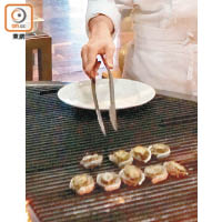 鮮活的野生鮑魚由石灘直送自助餐廳，稍經處理後即由廚師烤製，新鮮程度無可比擬。