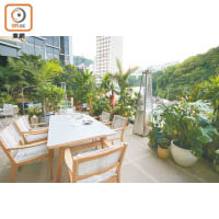 餐廳樓高兩層，當中2樓更設有環境清幽的露天用餐區，讓客人在綠樹林蔭下享用中式美饌。