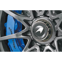 輕量化多輻式鋁圈配高效藍色制動卡鉗及碳陶瓷煞車碟，高性能身份不言而喻。
