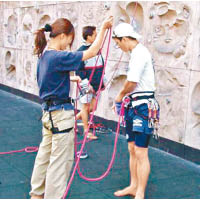 安全設備是攀山重要一環，像人工攀登牆的安全守則、安全帶及繩結使用方法等。