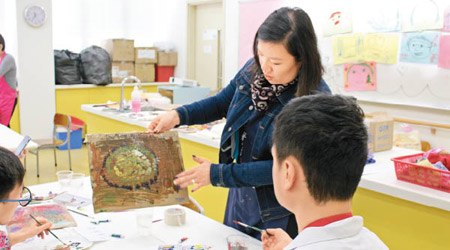 香港藝術治療師協會主席李靈津表示，藝術治療能讓參加者探索和表達內心感受。