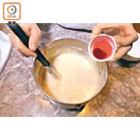 2. 麵粉過篩入蛋漿中，加入菜油拌勻，放入紅色食用色素攪勻，倒入約1吋高的焗盤中，用上下火分別200℃及180℃焗12分鐘，取出放涼。