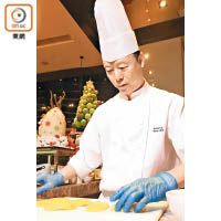 賴耀輝師傅表示，火燄雪糕是傳統扒房節慶晚宴的壓軸表演，能為節日添加歡樂氣氛。