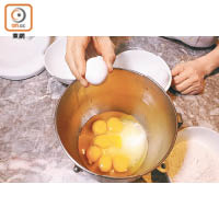 1. 士多啤梨切粒、杧果切成薄片備用。雞蛋及沙糖拌勻後用攪拌機打至稠身。