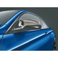 加入碳纖側鏡殼，配襯特別的藍色車身十分悅目。