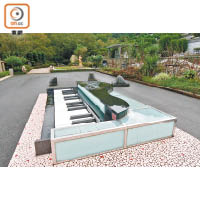 園中有鋼琴鍵盤石雕，會整天播放鄧麗君生前的歌曲。