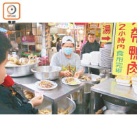 鴨肉店採取開放式經營，客人要自行在店面取菜付費。