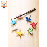 千紙鶴筷子座，備有多色選擇，集合在一起，甚有詩意。$120/隻