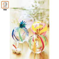 日本青森縣球形花瓶，透明玻璃加入了繽紛顏色，體現工匠的精湛技術。$260/個