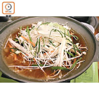 荷葉飯配合牛肉鍋與多款韓式小菜，那就不怕太清淡了。