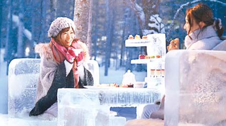 北海道星野Tomamu度假村為情人節推出冰之Tea Party，讓大家可以在充滿情調的冰天雪地下浪漫歎茶。