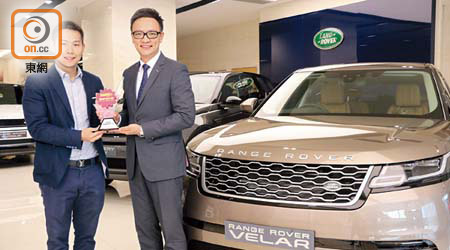 英倫汽車有限公司總經理劉景文先生（右）對於Range Rover Velar奪得「最卓越歐洲豪華SUV」獎項，並獲香港著名賽車運動員方駿宇先生頒發獎座，非常高興。