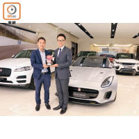 英倫汽車有限公司總經理劉景文先生（右）從香港著名賽車運動員方駿宇先生手上接過「最卓越開篷超級跑車」獎項。