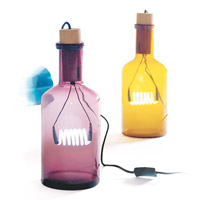 Bouche Table Lamp<br>以不同顏色的玻璃瓶配上軟木塞和燈泡，組合出霓紅燈似的藝術燈飾，效果令人意想不到。