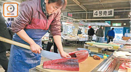 鹽釜水產中間批發市場的魚檔會有劏吞拿魚的「表演」，那份手藝吸引不少人駐足觀看兼「等食」。