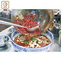 4. 將剩餘的紅辣油爆香餘下的紅花椒、青花椒及四川辣椒乾，淋在魚片面即成。