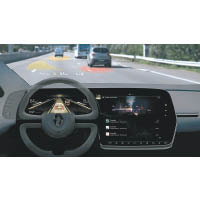 車上附設抬頭顯示器，於不同駕駛模式下為駕駛者提供不同行車資訊。