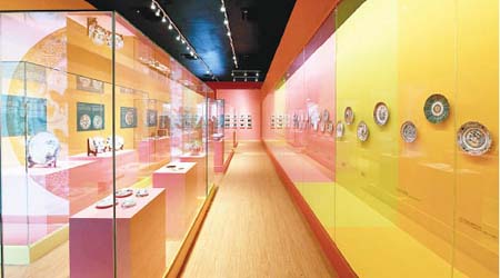 「香港瓷藝90年——粵東磁廠」展出磁廠各年代的珍品，觀眾可藉此加深對本土文化的認識。