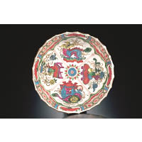 醬料碟：1770年代，英國烏斯特瓷廠出產的軟質瓷，設計源於康熙五彩瓷，主要用於點綴茶具和甜點餐具。