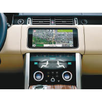 中控台設有雙顯示屏，提供豐富的行車資訊。