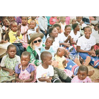 現凡購買MDNA多效柔潤面霜，品牌便會將部分收入撥捐慈善機構Raising Malawi，作為對非洲馬拉維小孩的支援。