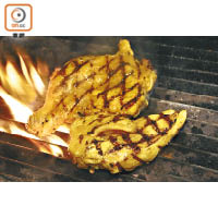 3. 將雞兩邊煎或烤香，放焗爐以175℃焗10分鐘。