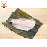 白身魚多使用昆布包着，約3天時間熟成，令魚肉變得乾身。