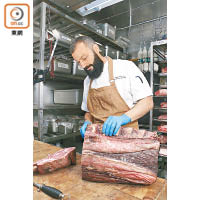 Chef Sebastian指多選用巨型、連骨帶厚厚脂肪的牛肉作熟成，按大廚個人經驗判斷熟成日子，去除水分後，將牛扒外陳化的外皮切走，令肉味更集中。