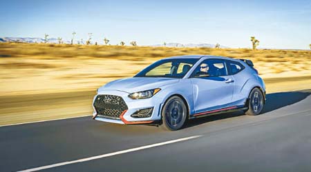 Veloster N外形跑化，鬼面罩及泵把布局相當惡辣。