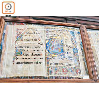 Piccolomini Library收藏了多本幾呎長和闊的聖詩及宗教書籍。