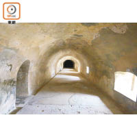 古堡內隧道都呈圓拱形，高度與闊度均約4米，已算很寬闊。