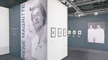 是次展覽展出馬格利特於1914年至1967年間創作的132張相片原檔及8套影片。
