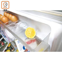 檸檬或咖啡粉，有助吸除雪櫃異味。