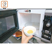 1碗水加入數片檸檬，放進微波爐加熱，可增添機身的香氣。