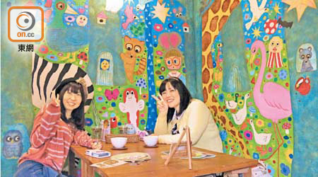 位於吉祥寺的咖啡店cafe&gallery HATTIFNATT找來夫妻檔繪本畫家marini monteany為店舖塗鴉，吸引了不少女生專程來捧場。