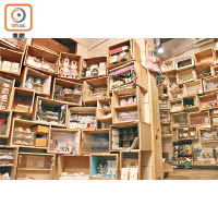 雜貨店內堆疊了多個小木箱，各擺放了不同手作或創作人的出品。