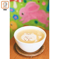 用上自家製焦糖醬的焦糖牛奶，幼滑濃香，熊熊男生圖案更是萌爆了，售￥650（約HK$47）。