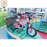 小朋友可以用自己的單車使用裝置，車輪連接了裝置中的齒輪，將動能轉化為電能。