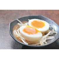 日式溏心蛋滋味無窮但做法簡單，不喜歡流心蛋黃可將雞蛋烚至全熟，各有風味。