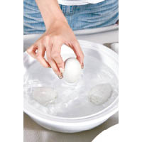 做法：<br>用滾水烚雞蛋6分鐘，浸冰水後剝殼備用。