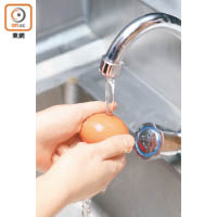 雞蛋殼布滿肉眼看不到的小孔，用水沖洗雞蛋會洗掉面層保護膜，有機會令細菌滲入蛋內，令雞蛋容易變壞。