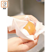 即使把雞蛋抹乾淨，但未經徹底煮熟的雞蛋含菌量高，常見的就有沙門氏菌，長者、孕婦及幼兒尤其要注意。