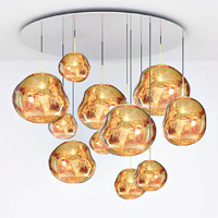 MELT系列吊燈，以獨特的半金屬化方式製成，營造出迷幻的視覺效果。 $86,600（c）