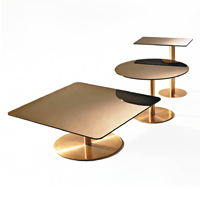 設計靈感源自華麗搖滾風格的Flash系列桌子，由深青銅桌面與古銅色底座組成，作為款客用的茶几，氣派十足。 $4,200~$7,700（c）