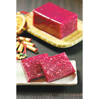 大紅大紫馬蹄糕（a）<br>清新爽口的馬蹄糕加入鮮榨紅菜頭汁製作，添加糕點香甜滋味，亦有鴻圖大展的寓意。