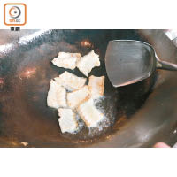 2. 龍躉魚柳切約筷子頭般厚度，加鹽、糖、雞粉稍醃，拉油煎香。