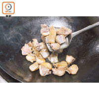 2. 燒熱鑊，先炸香薑片撈起，用沾過薑的鑊乾煸鴨肉至5成熟，讓多餘的油分滲出來。