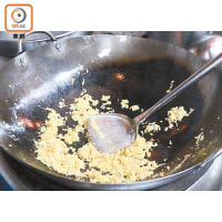 3. 燒熱鑊，調至中火，在鑊中掃一層油，倒入蛋漿後不停炒，直至見到變成蛋粒散開，倒入銀芽炒勻，最後加火腿絲裝飾即成。